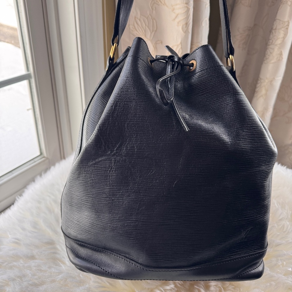 Louis Vuitton large now bucket bag